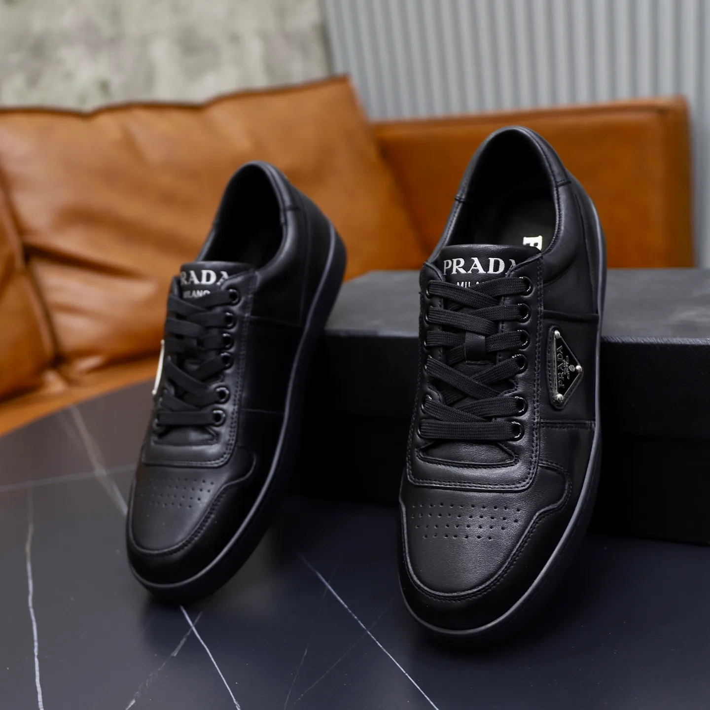 Factory price: 600💰Top original order Brand: PRADA (Prada) Standard code: Men's size 38/44 (45 can be customized) Grade: Same as the official website Material: Original cowhide surface splicing, cowhide lining, original wear-resistant soft outsole Style category: casual sports shoes, young fashion, European and American trends, British style Color: actual picture color
